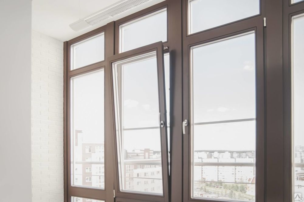 Ventana PVC marron con vistas al ciudad
